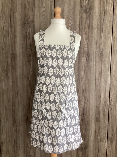 Medium large cross back apron - back,
