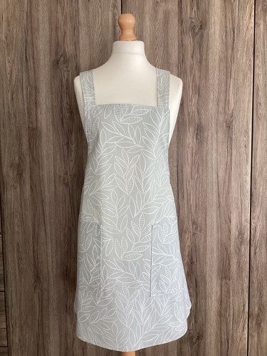 Large cross back apron with